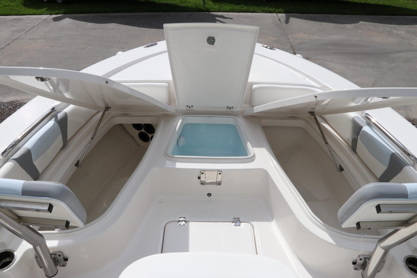 Buy 2025 Robalo 226 Cayman - Image 25
