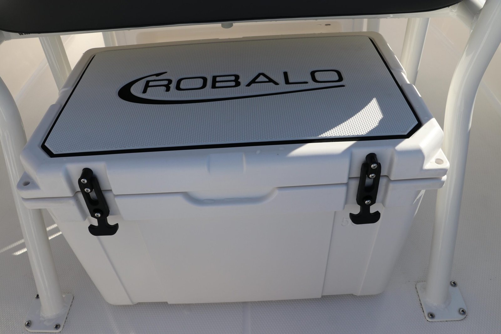 2025 Robalo R200 Center Console - Image 16
