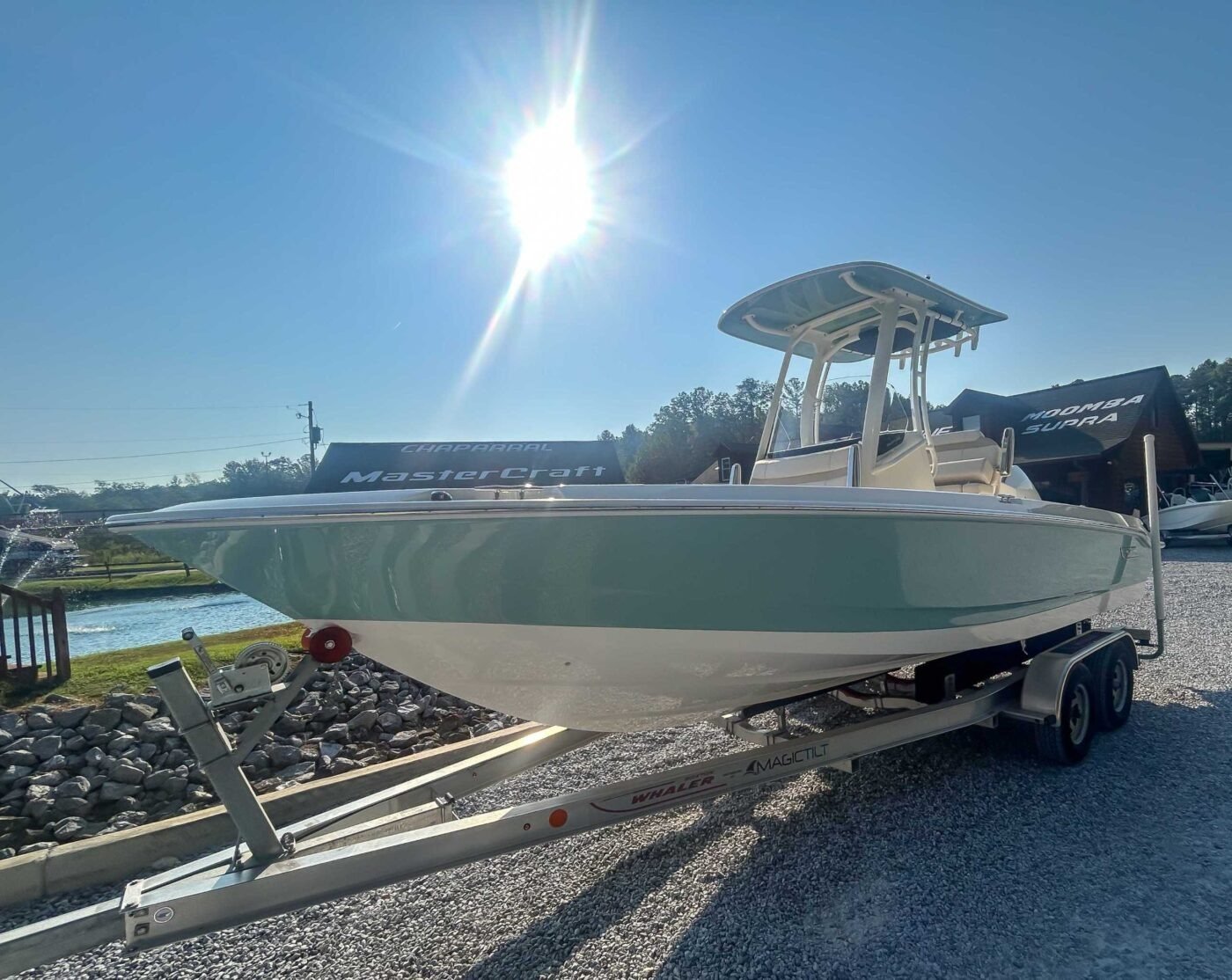 2026 Boston Whaler 220 Dauntless - Image 2