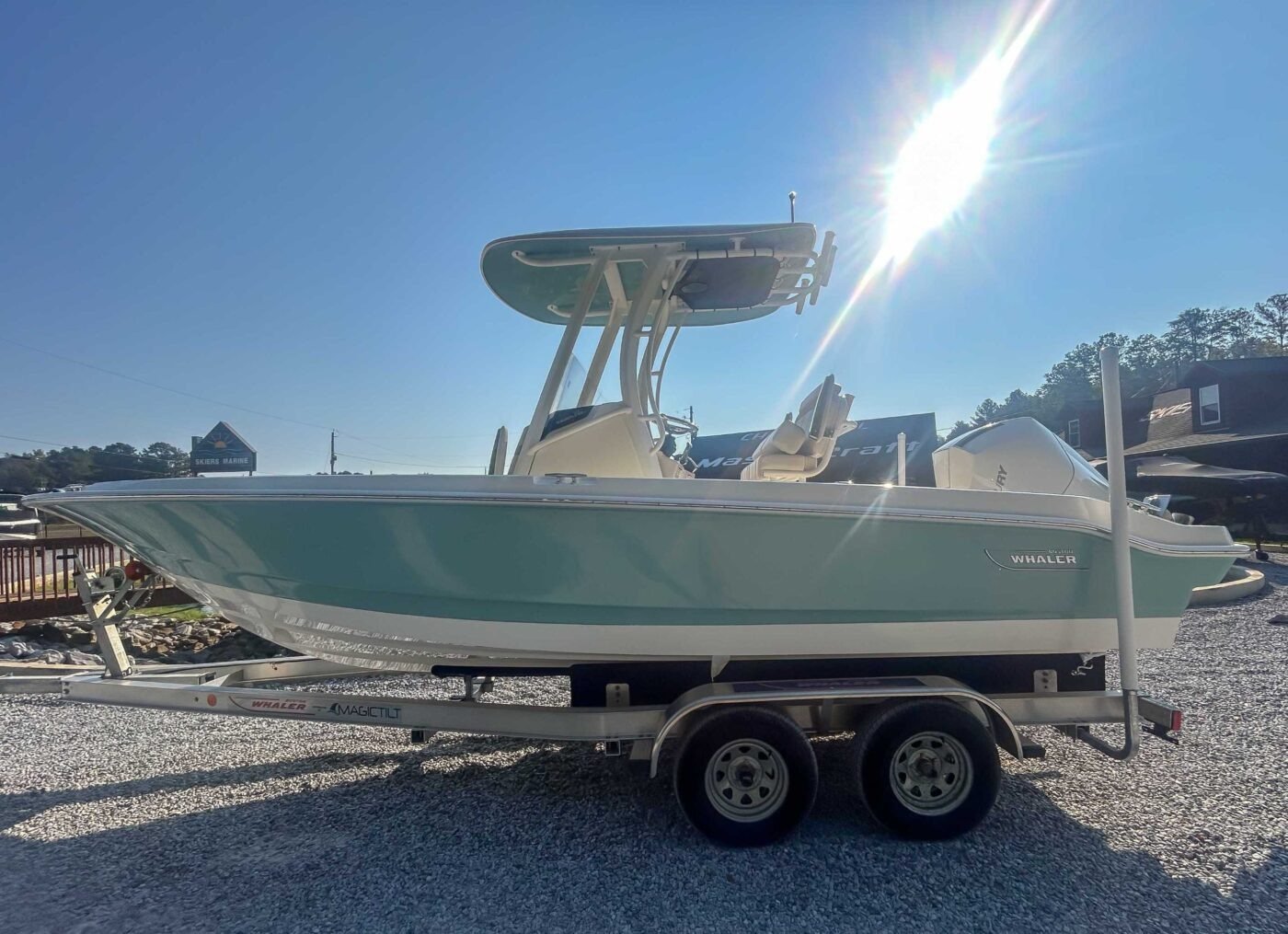 2026 Boston Whaler 220 Dauntless - Image 4