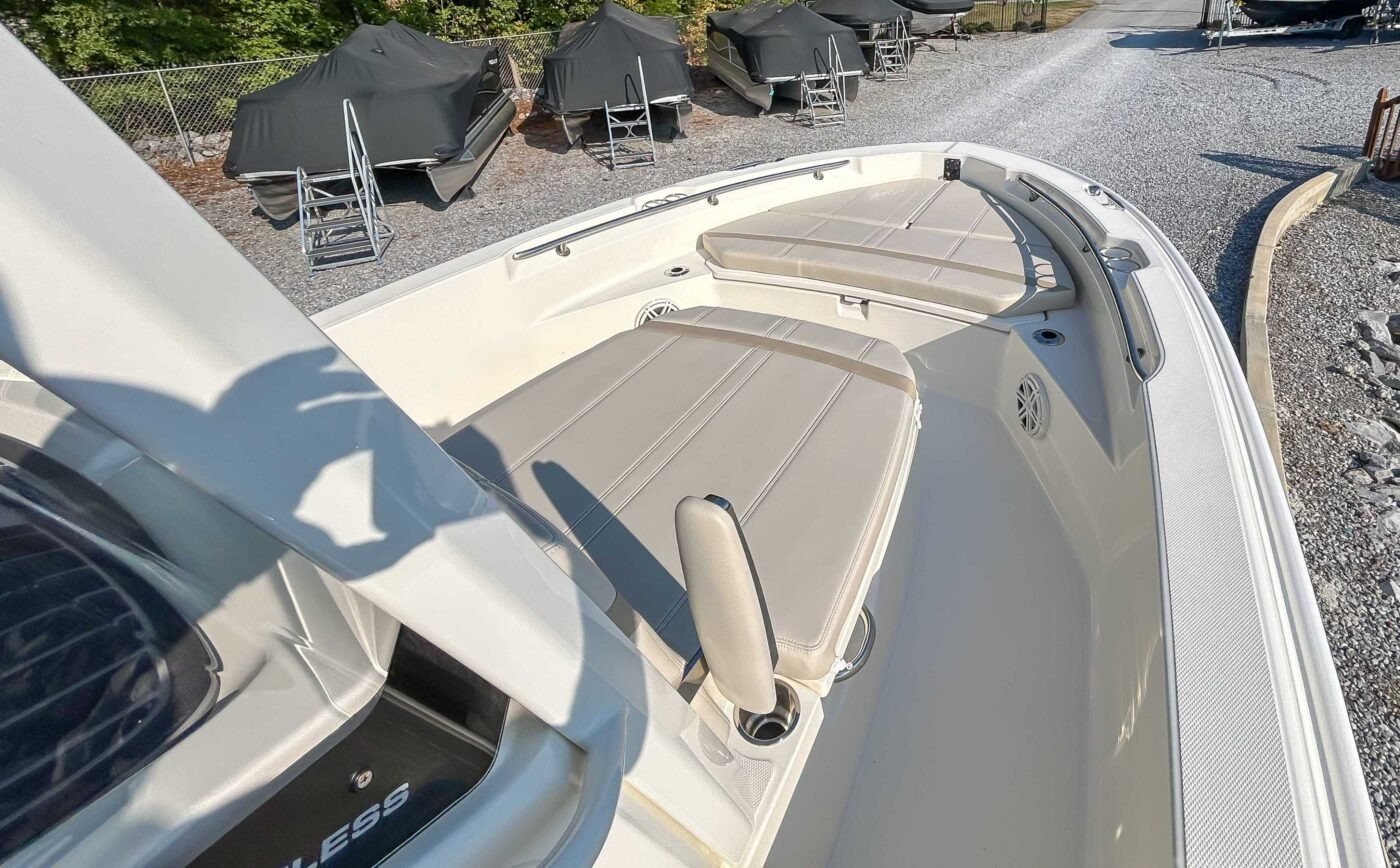 2026 Boston Whaler 220 Dauntless - Image 9