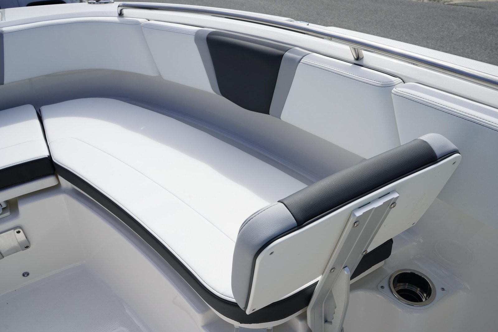 2026 Robalo R250 Center Console - Image 26
