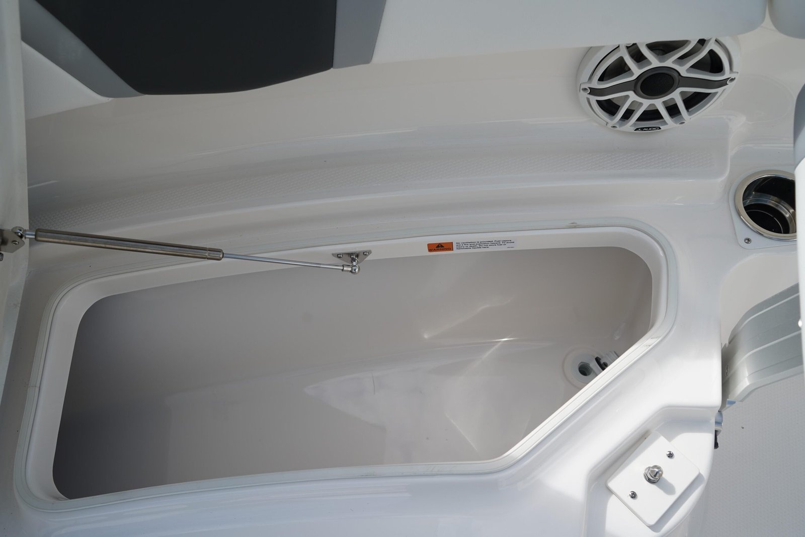 2026 Robalo R250 Center Console - Image 28