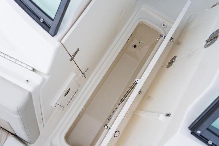 2025 Boston Whaler 240 Vantage - Image 15
